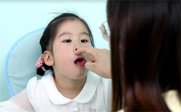 小孩四歲半說話結巴怎么辦？