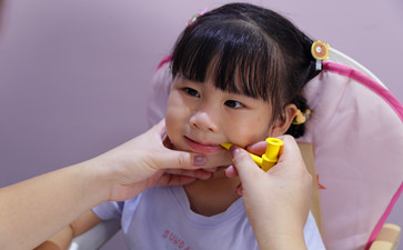 5歲小孩子說話不流暢怎么辦？