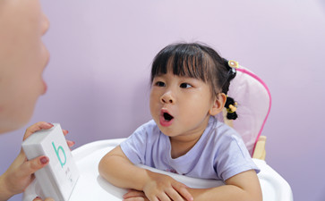 有嚴(yán)重口吃的孩子該怎么辦呢？