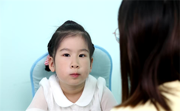 小孩口吃怎么糾正？
